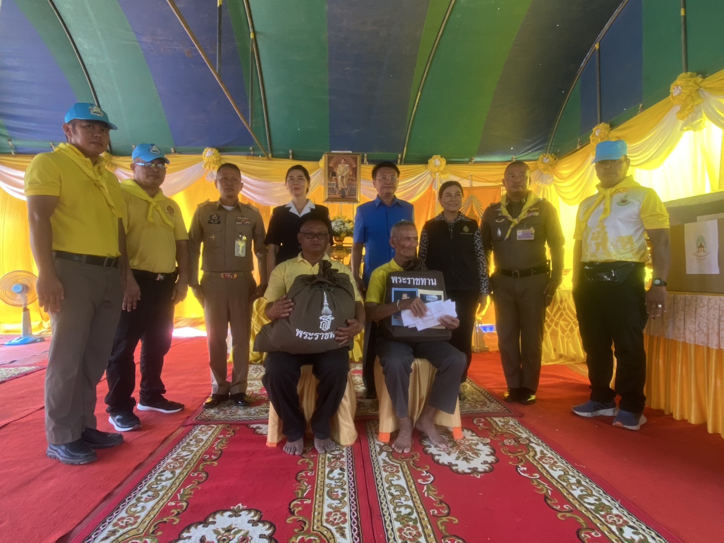 จิตอาสามอบสิ่งของพระราชทาน